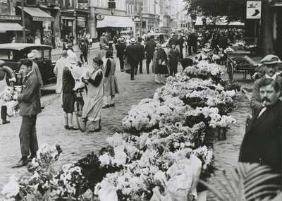875354 Afbeelding van enkele bloemenhandelaren uit Wijk C aan de noordzijde van het Vredenburg te Utrecht, met o.a. Jan ...